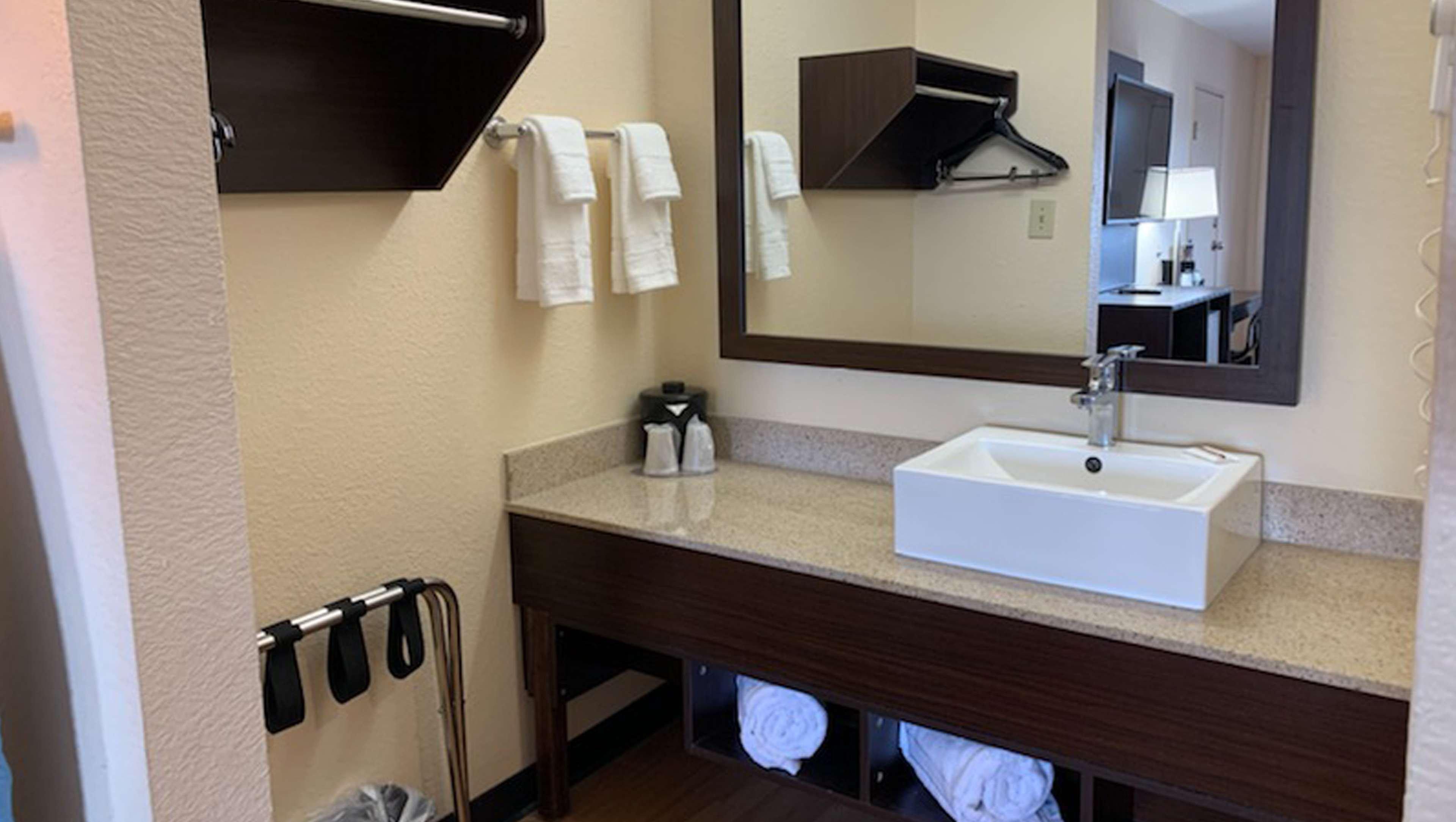 Quality Inn & Suites I-10 Near Fiesta Texas San Antonio Exterior foto